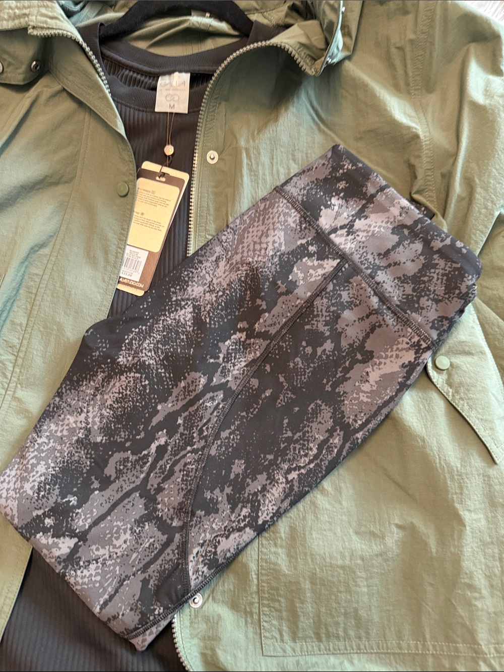 NWT CALIA by Carrie Underwood Black & Gray Printed Leggings Sz M